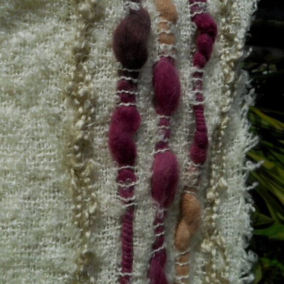 NWOT NOELLE Acrylic/Wool/Nylon Cream/Pink/Raspberry Scarf w/Fringe - Picture 4 of 11